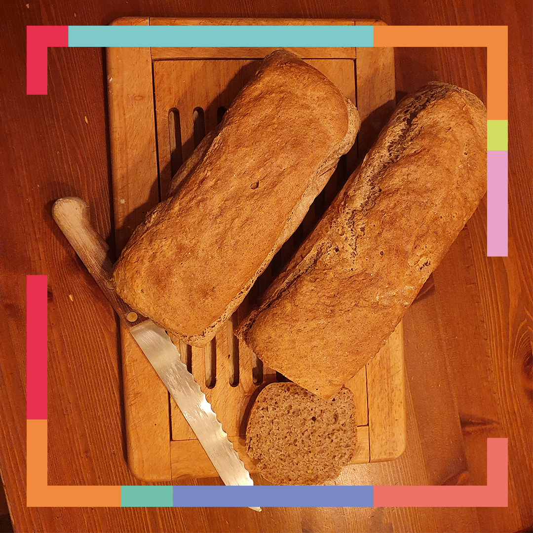 Brotbacken zwei Brote auf einem Tisch