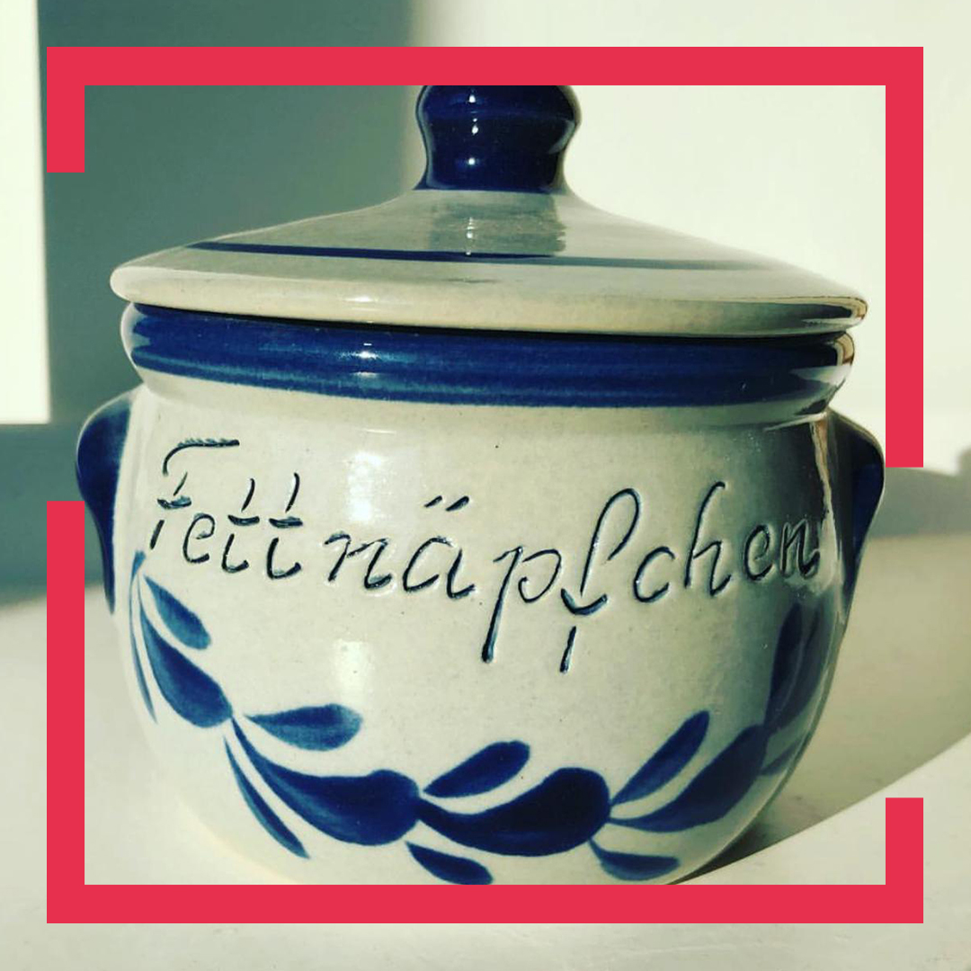 Tontopf mit Aufschrift Fettnäpfchen