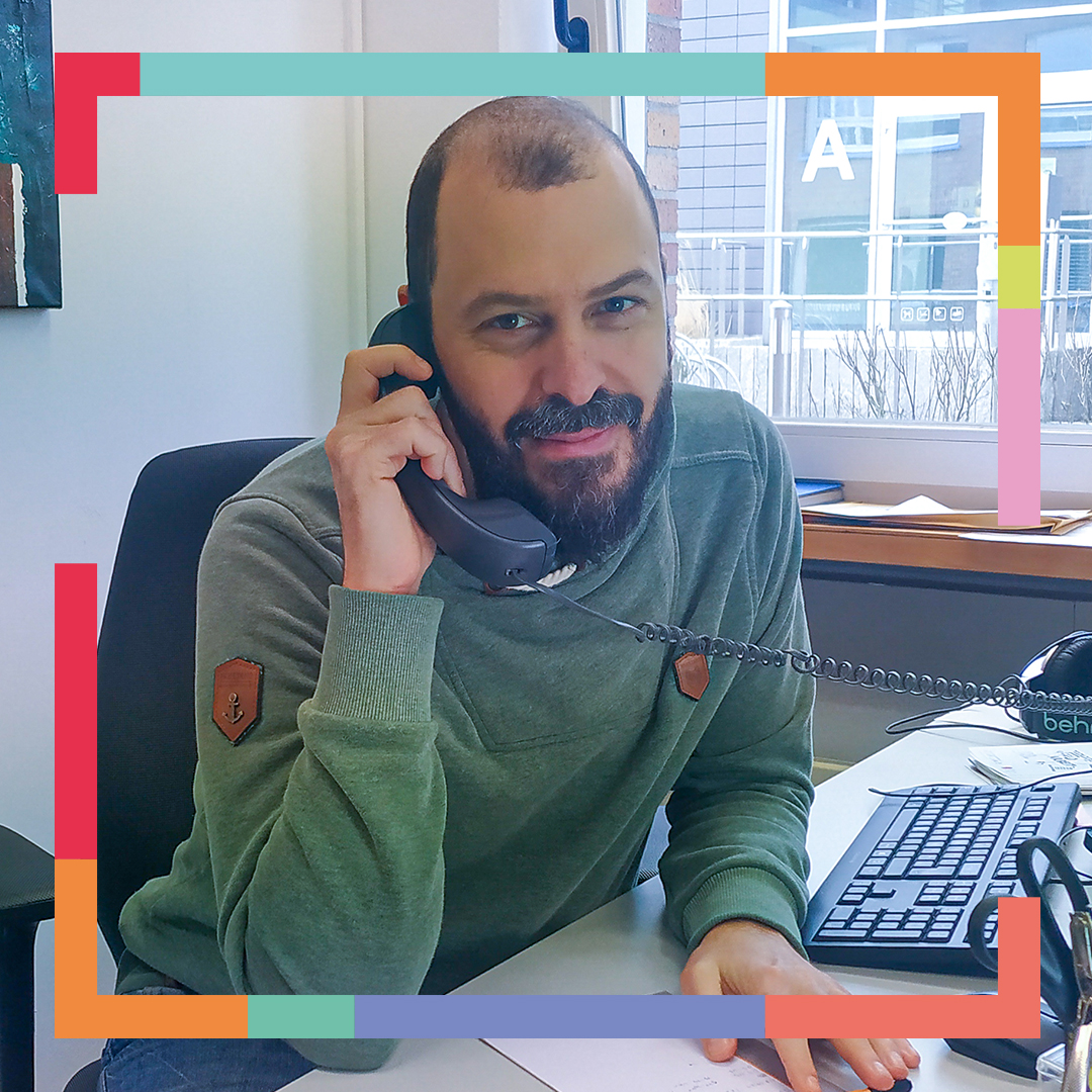 Beratung rund ums Thema Career: Matej Meža Mann am Telefon