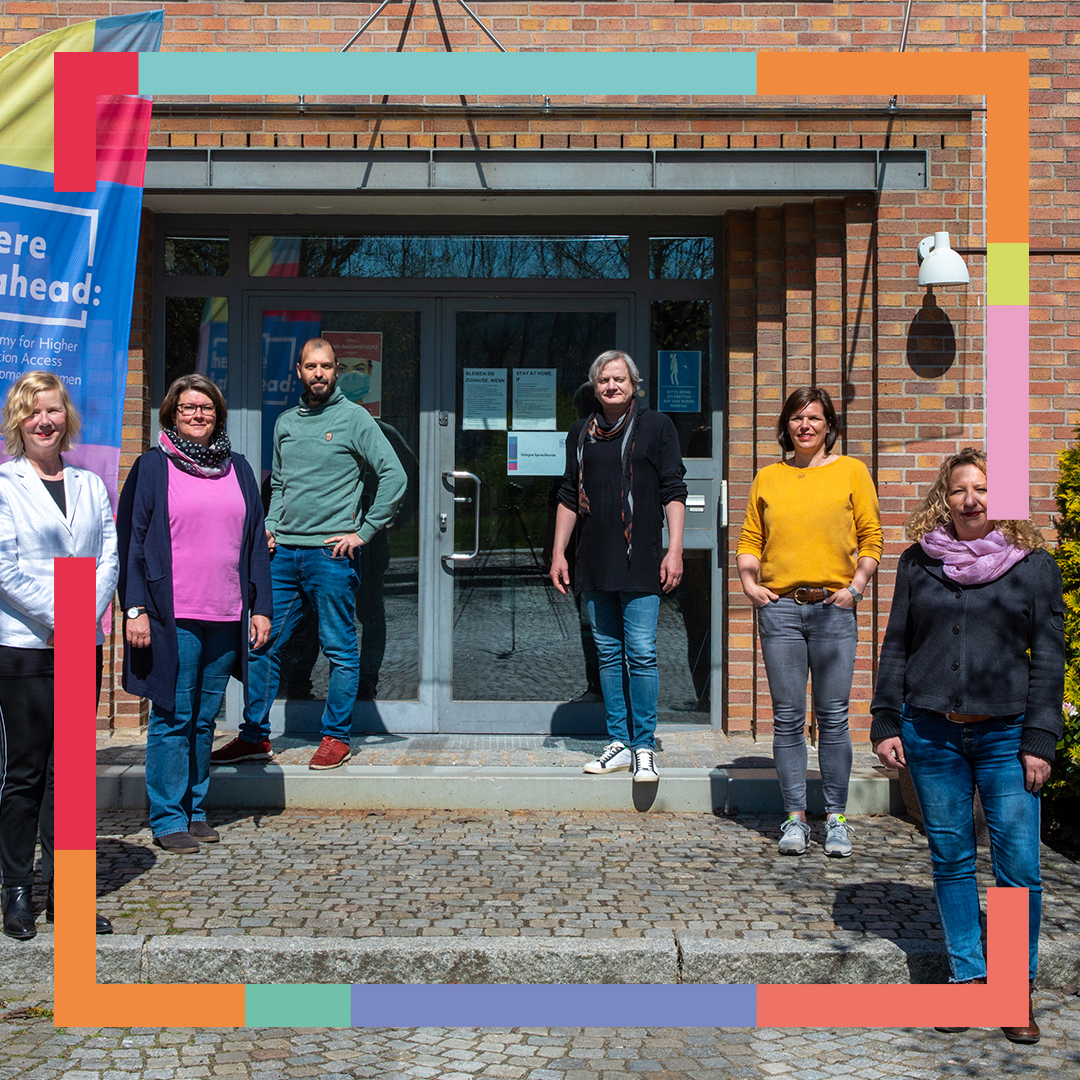 Das Team der Academy HERE AHEAD Vier Frauen und zwei Männer im Gruppenbild