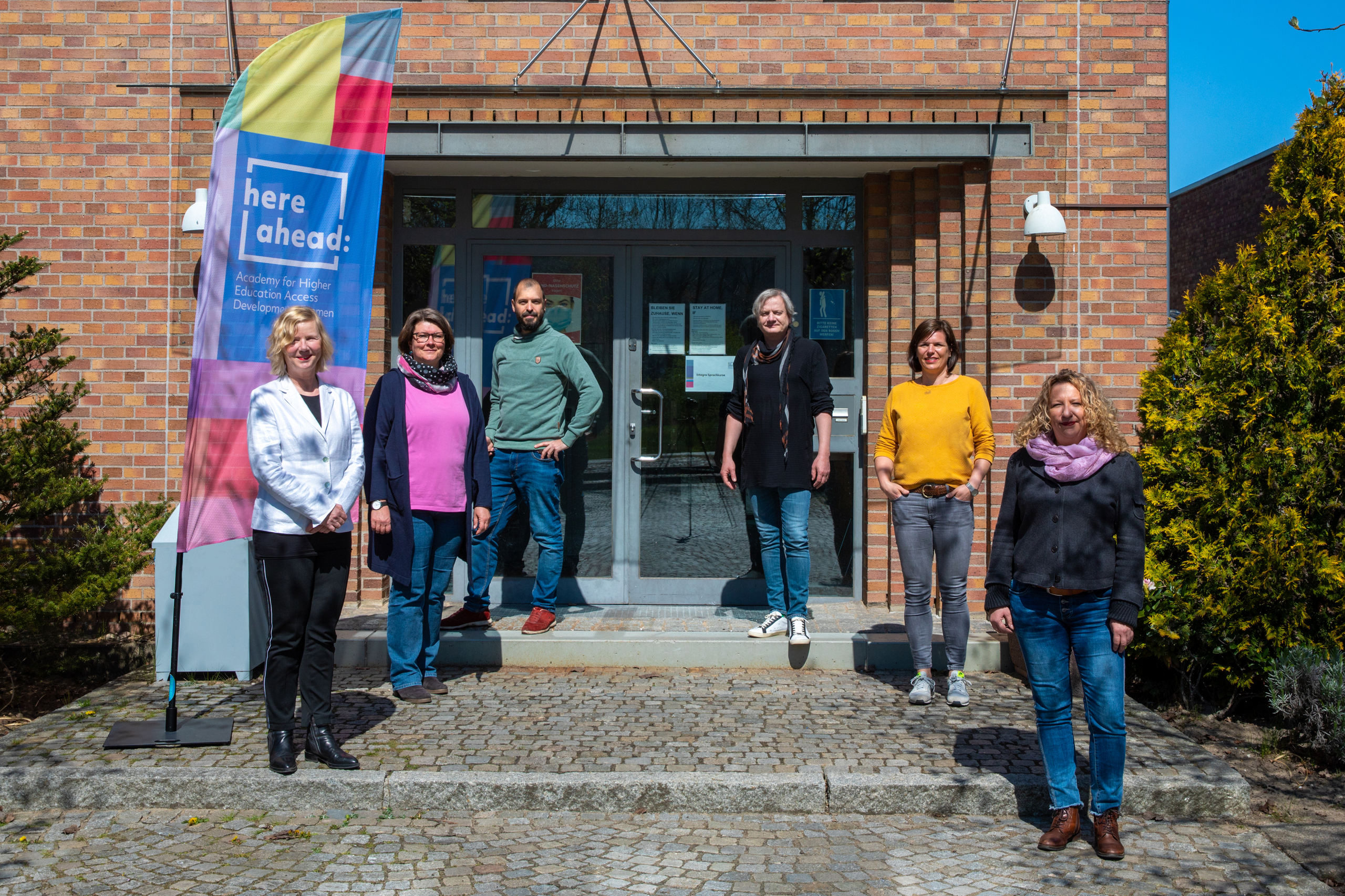 ©HERE AHEAD Gruppenbild mit vier Frauen und zwei Männern
